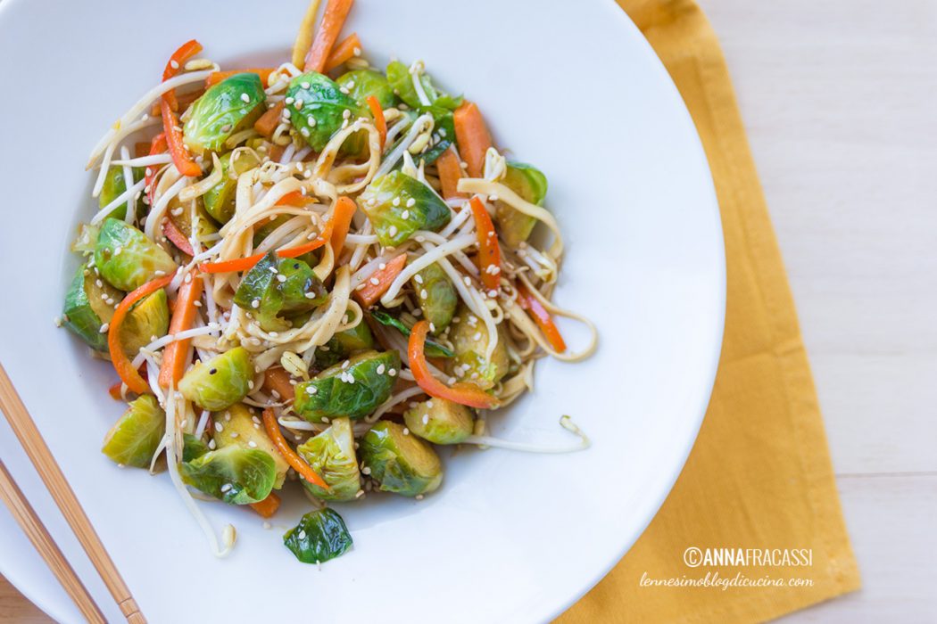 Tagliolini cinesi con cavolini di Bruxelles