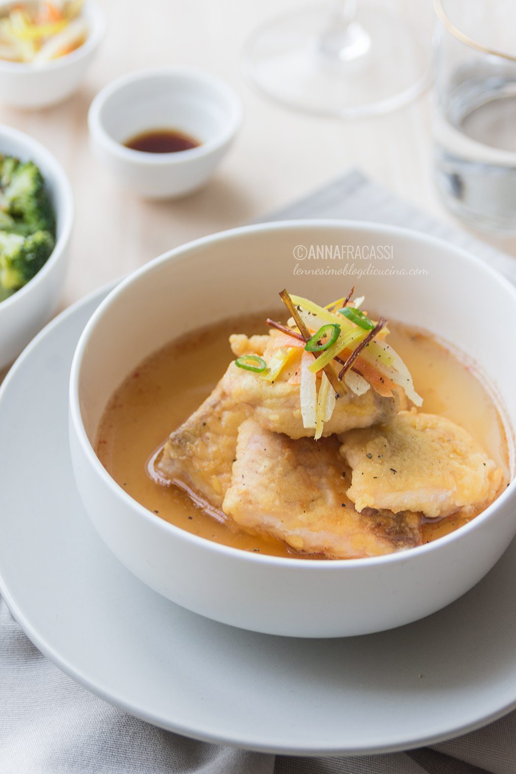 Salmone nanbanzuke con broccoli al vapore