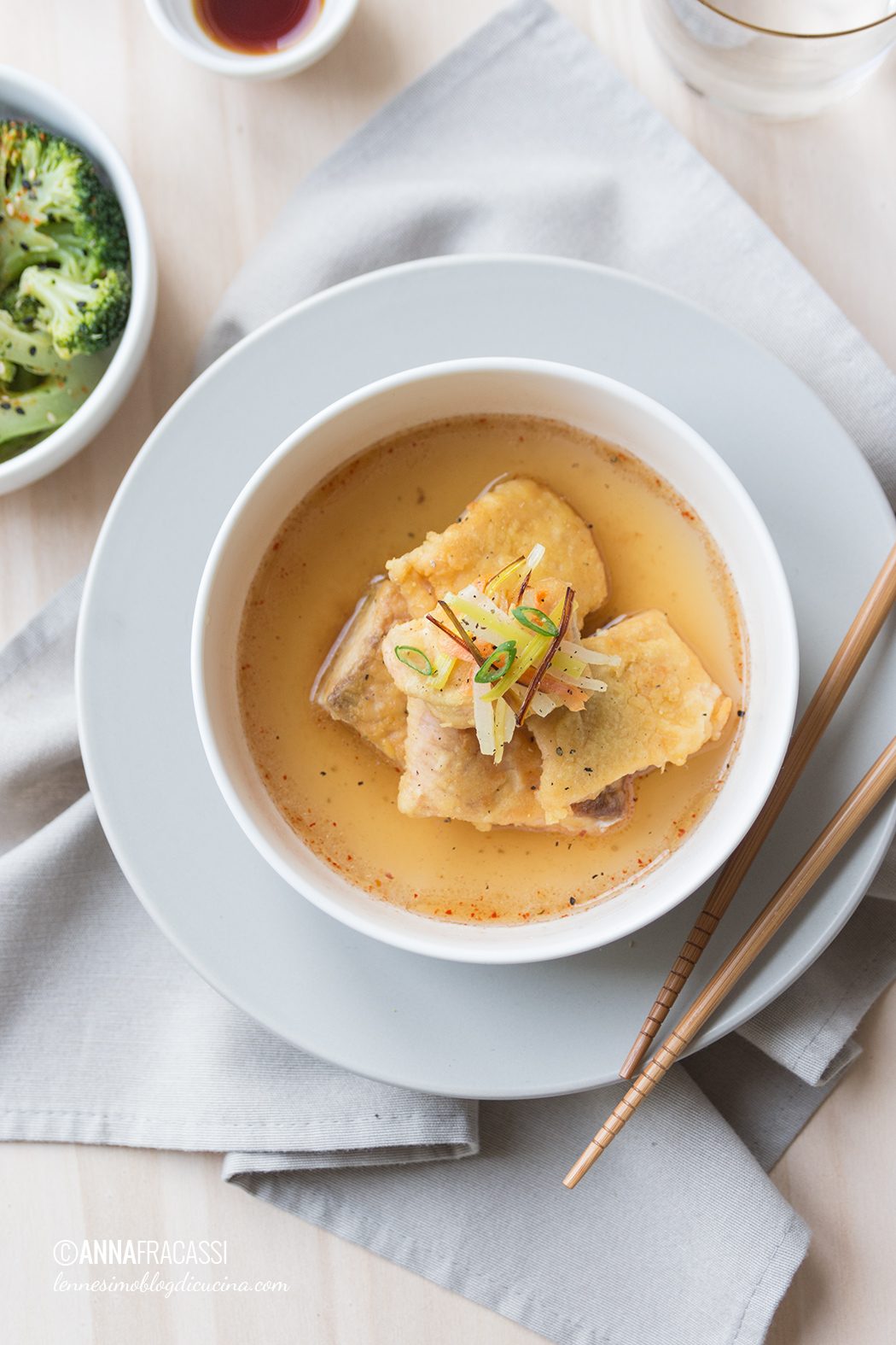 Salmone nanbanzuke con broccoli al vapore