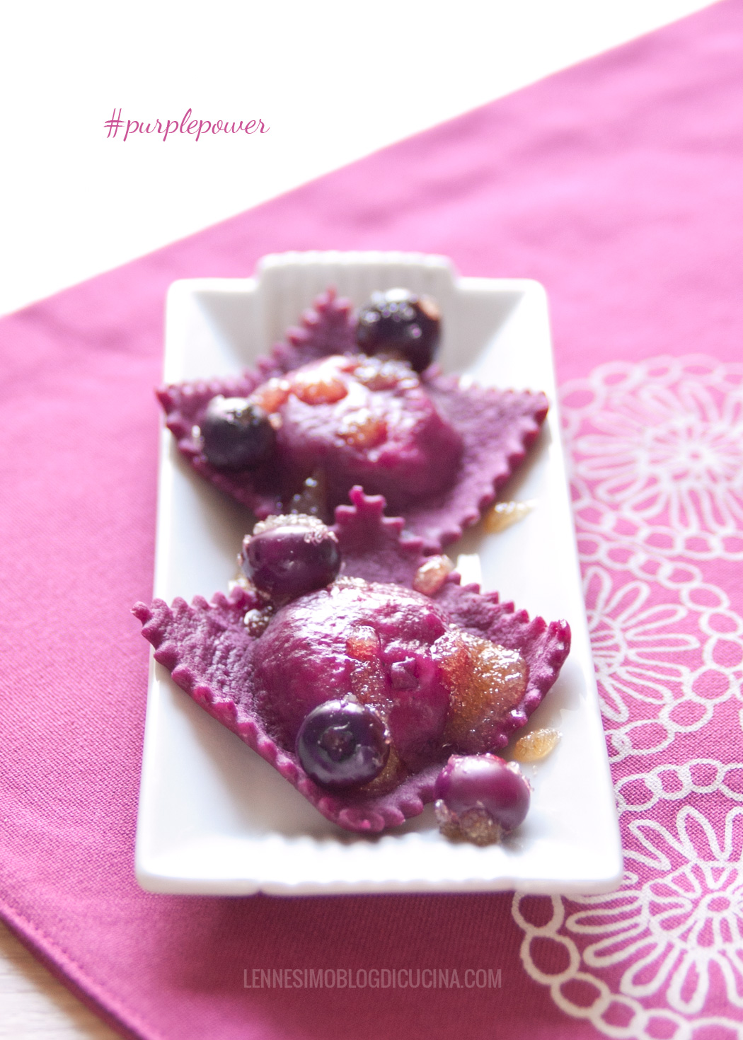 Ravioli viola? Sei impazzita? Non proprio, ma per inaugurare la mia prima macchina per tirare la pasta ho scelto una ricetta dolcissima e colorata!