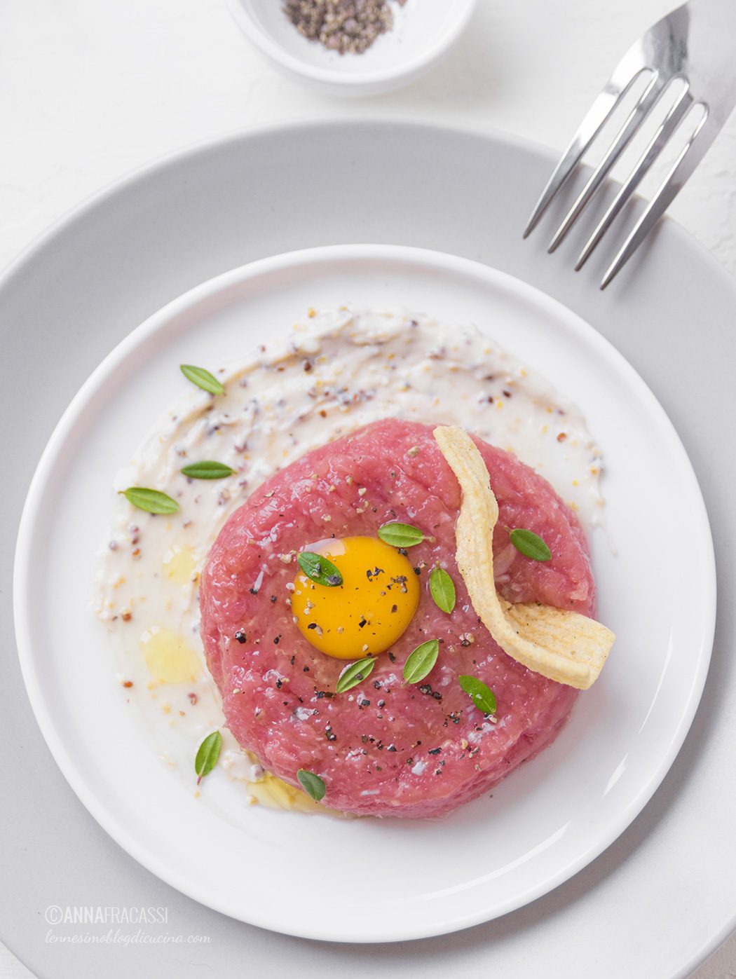 Tartare di carne, stracchino alla senape e uovo di quaglia