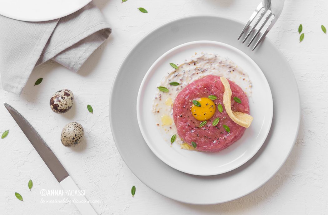 Tartare di carne, stracchino alla senape e uovo di quaglia