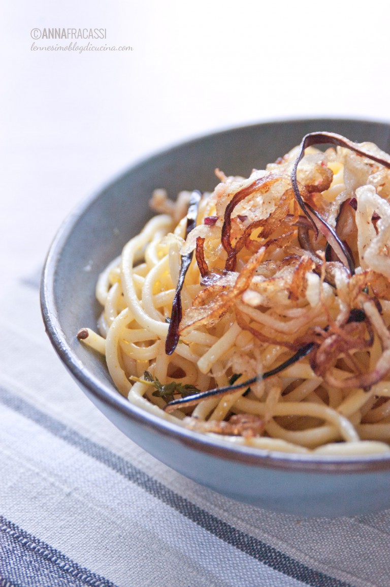 Melanzane fritte su spaghetti speziati