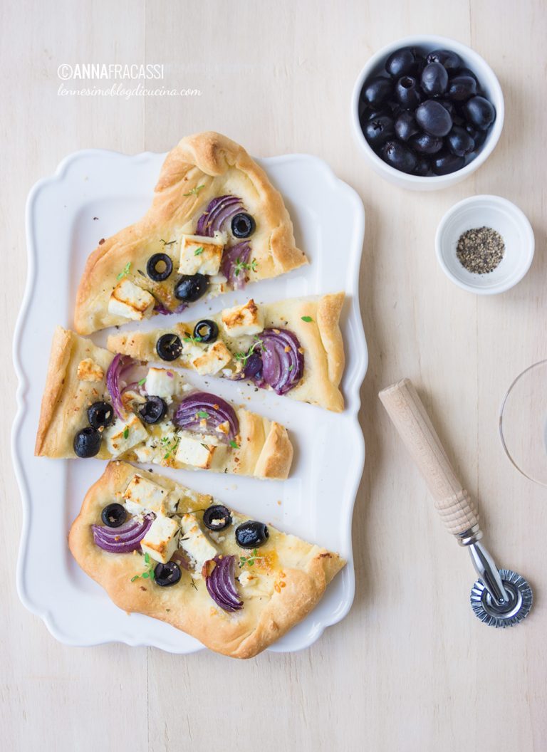 Pizza greca con feta, olive nere e cipolla rossa