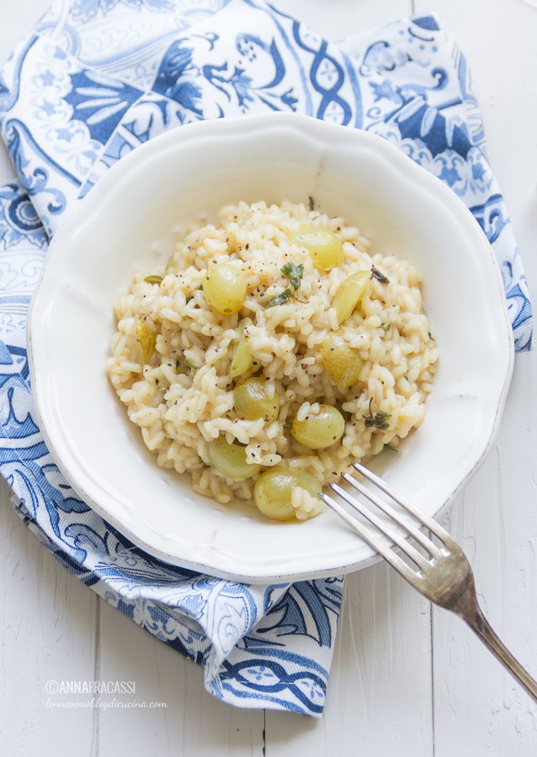 Risotto all'uva bianca ed erbe aromatiche