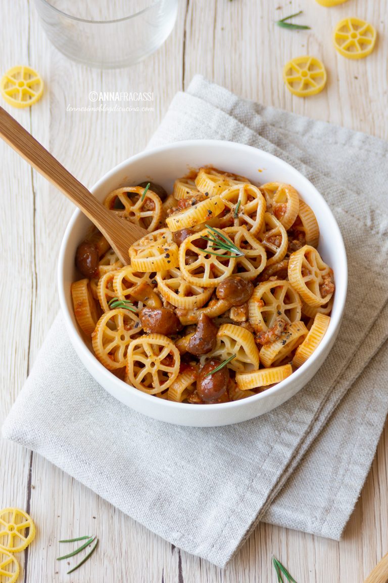 Ruote al ragù di funghi