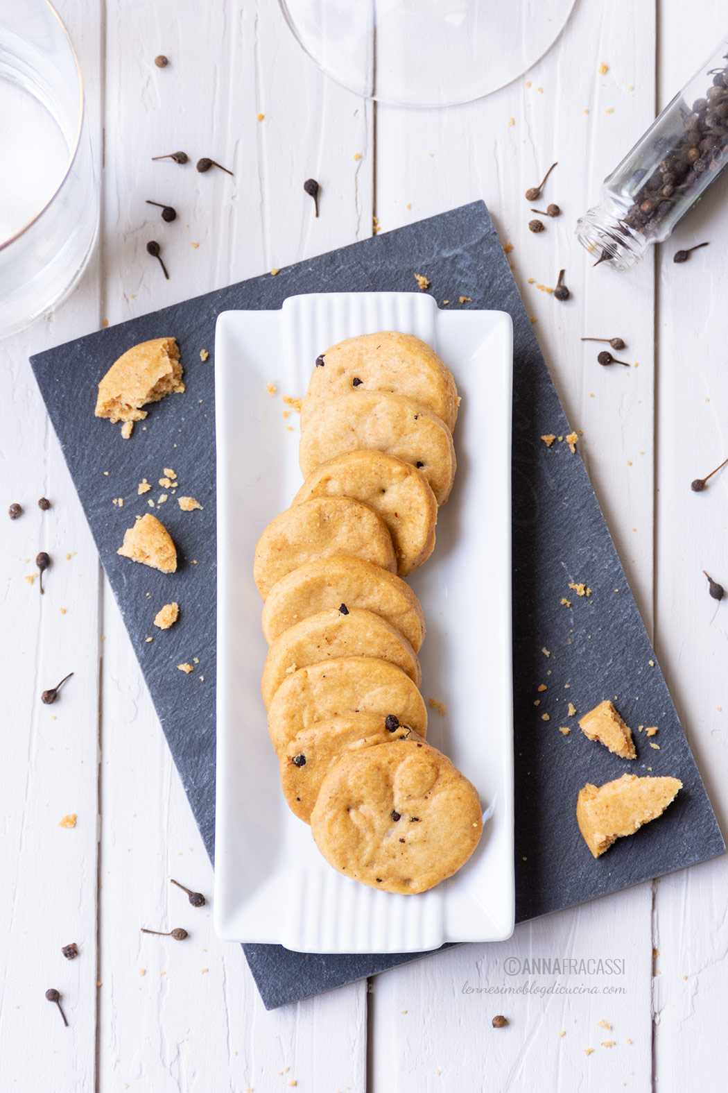 Biscotti salati al pepe