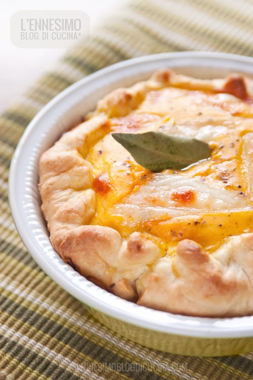 maxi quiche di zucca con alloro e scamorza