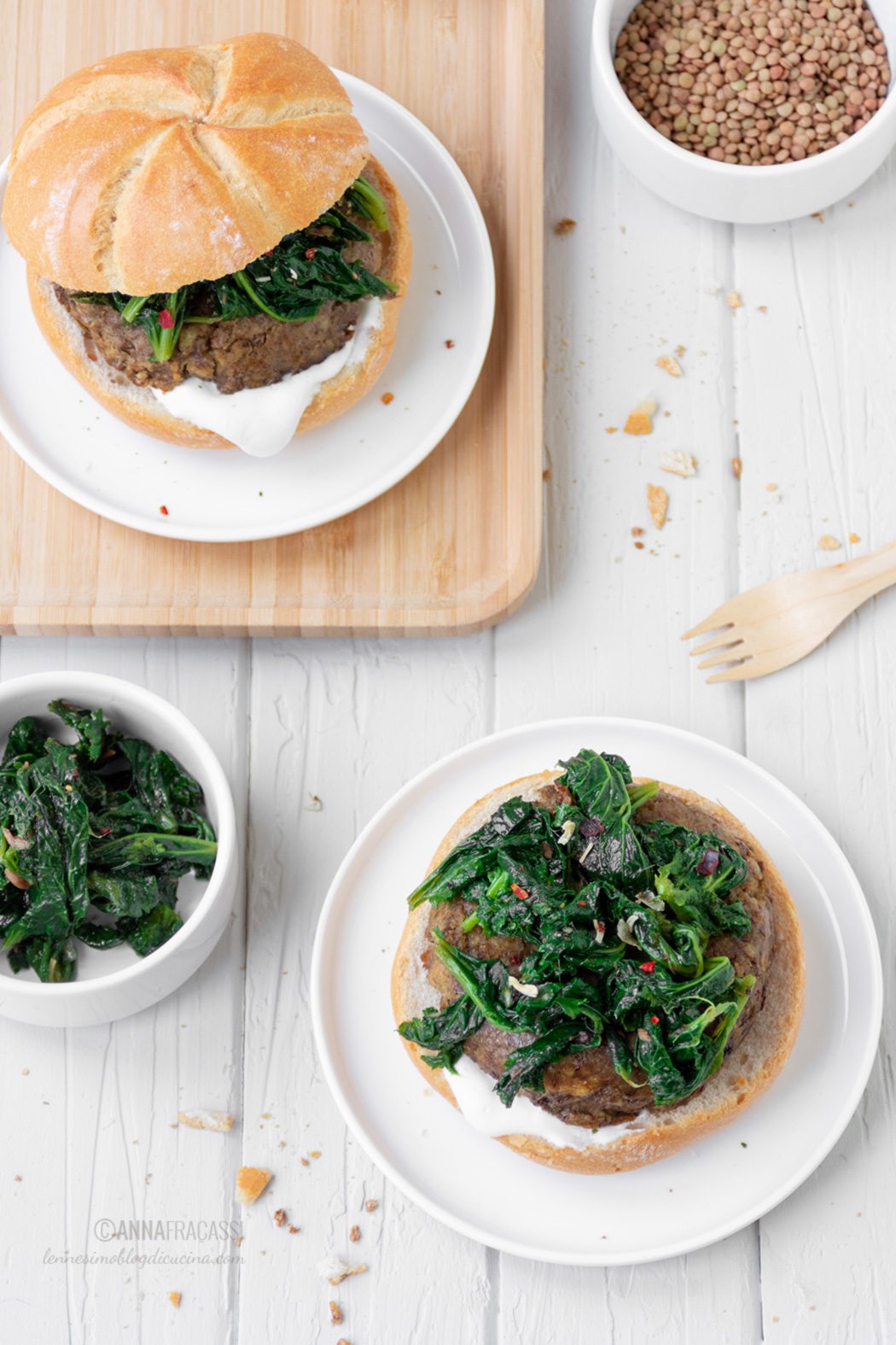 Veggie burger di lenticchie con cime di rapa e yogurt greco