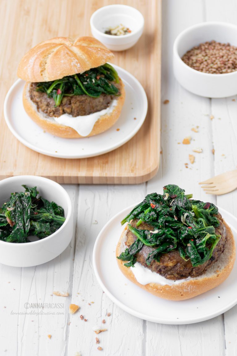 Veggie burger di lenticchie con cime di rapa e yogurt greco