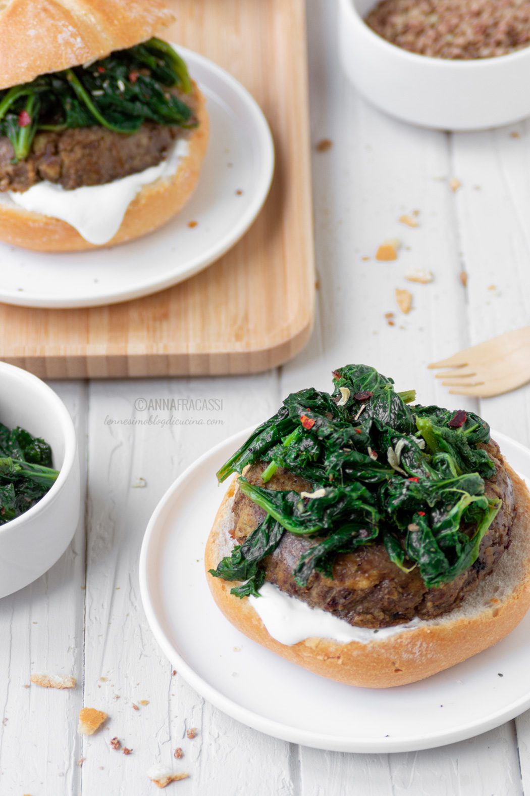 Veggie burger di lenticchie con cime di rapa e yogurt greco