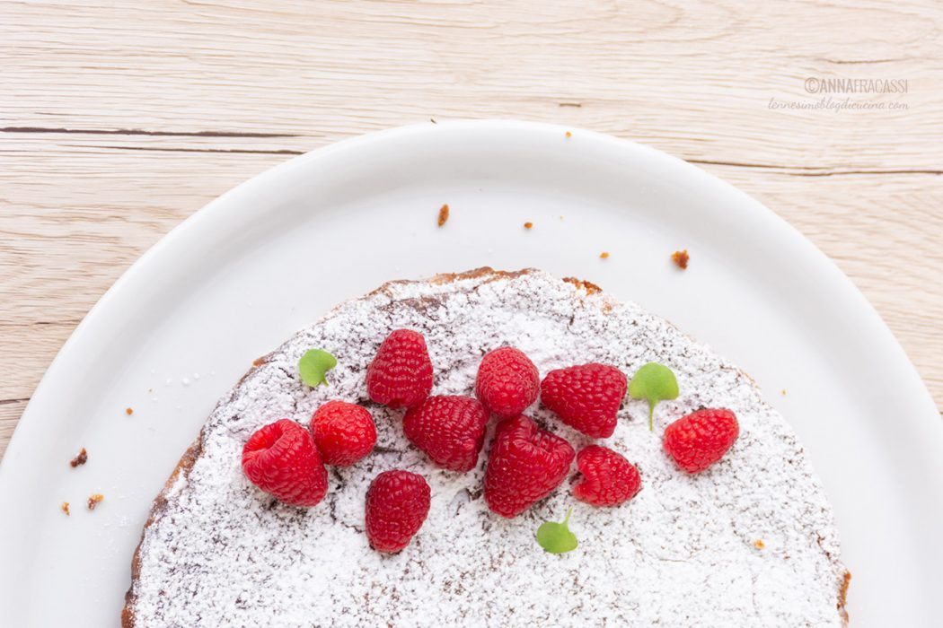 Torta senza farina: la mia caprese al cioccolato bianco