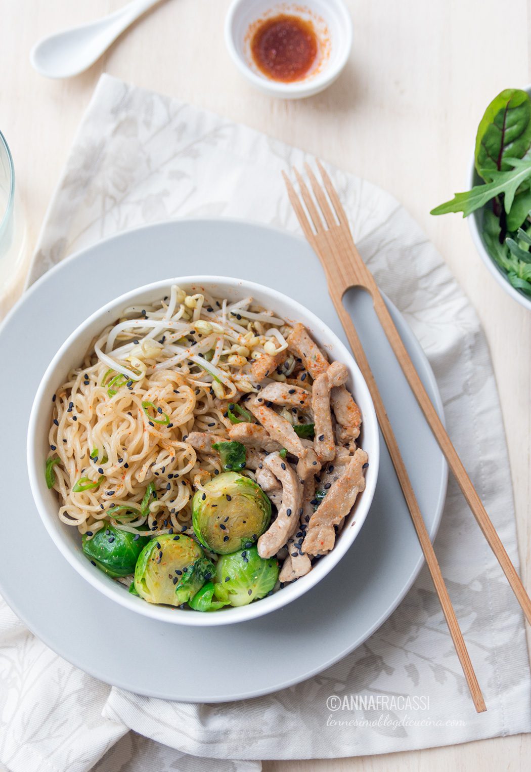 yakisoba - noodles con lonza di maiale e cavolini di Bruxelles