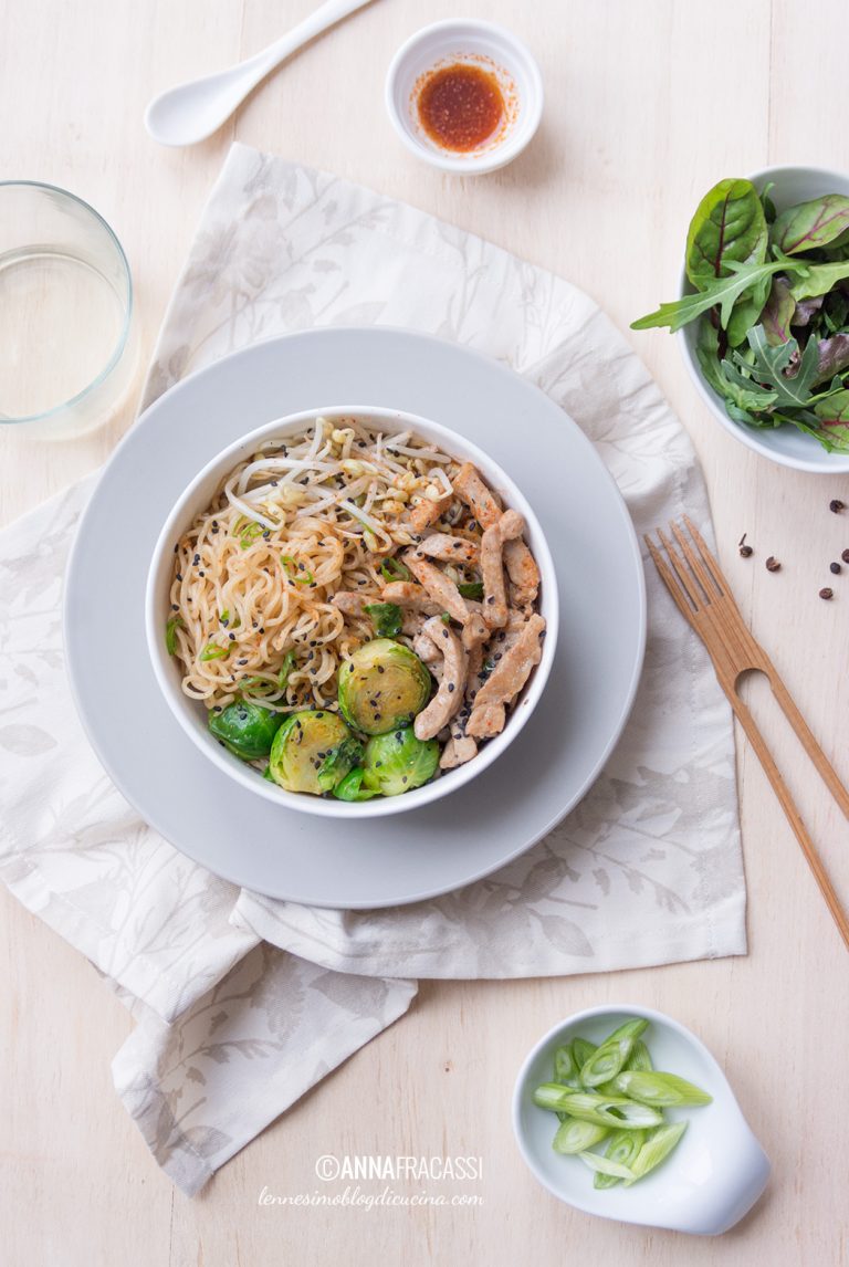 yakisoba - noodles con lonza di maiale e cavolini di Bruxelles