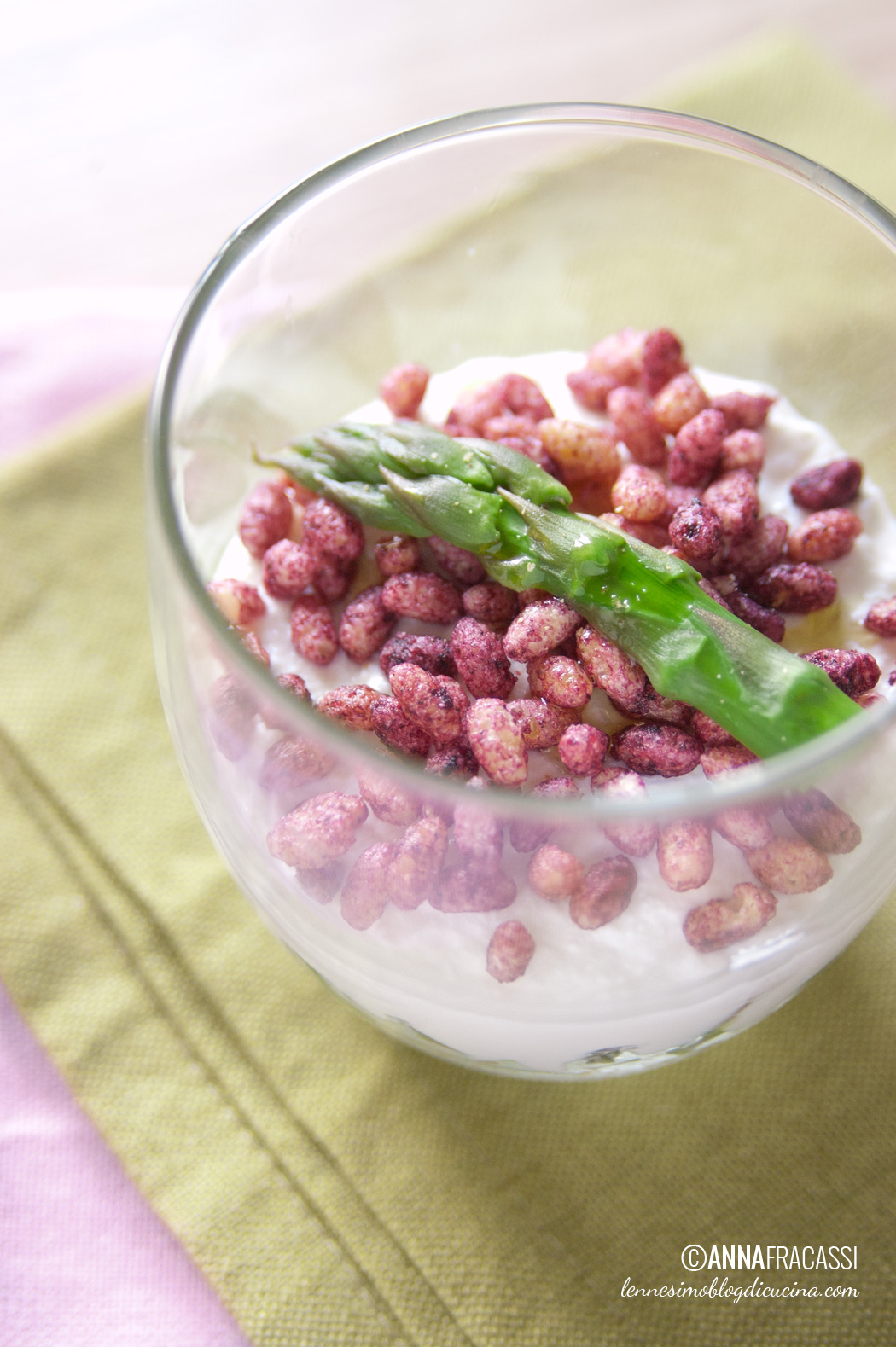 Cheesecake in bicchiere, con asparagi, ricotta e crunchy rice al pepe rosa