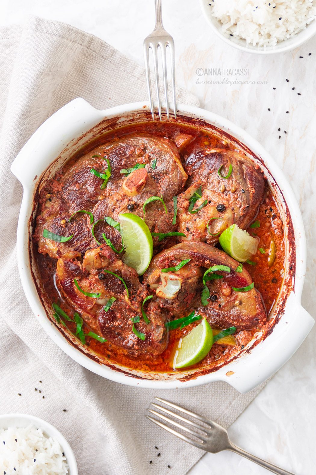 Spalla di agnello tandoori al forno con yogurt e spezie