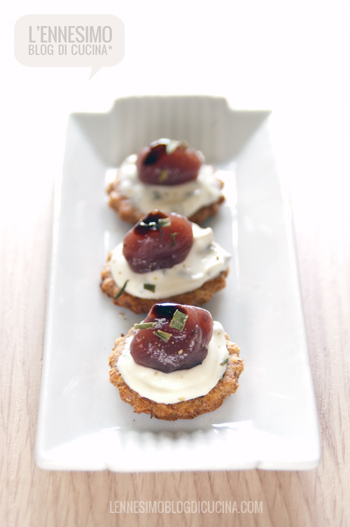 Crackers integrali, mousse di ricotta e composta di melanzane e mela