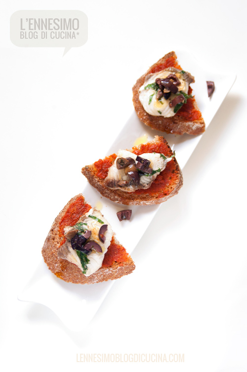 Crostini di verdesca grigliata, basilico e olive taggiasche