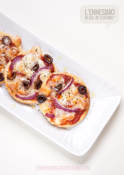 Pizzette gustose con cipolla rossa e olive nere