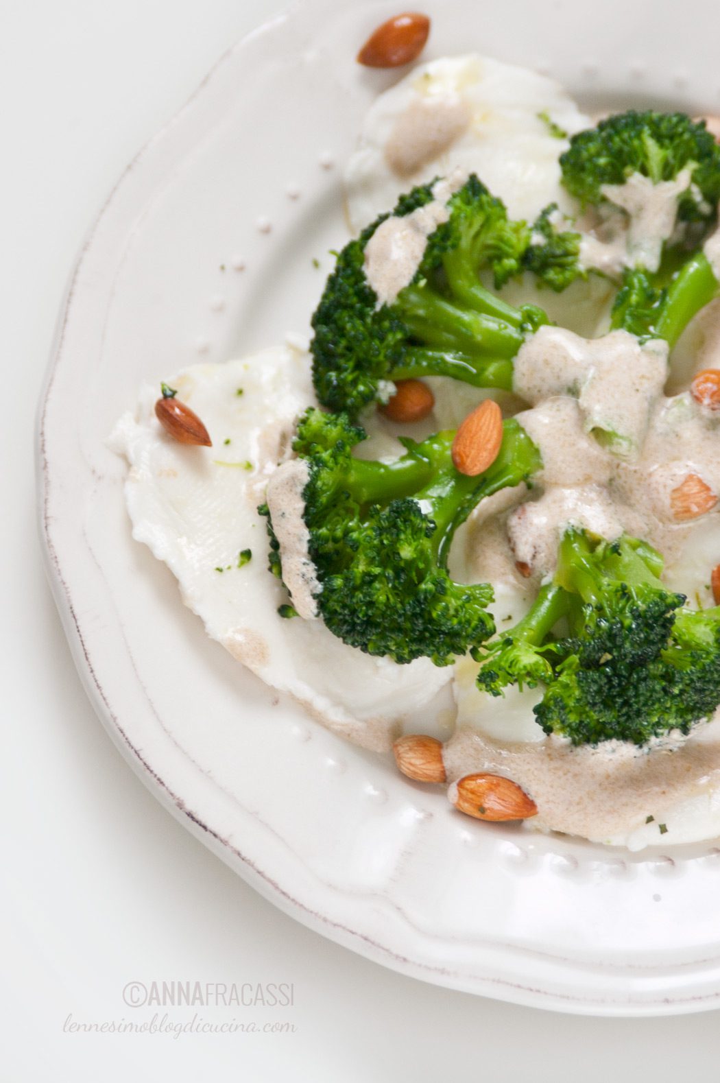 Carpaccio di mozzarella con broccoli e panna alle acciughe