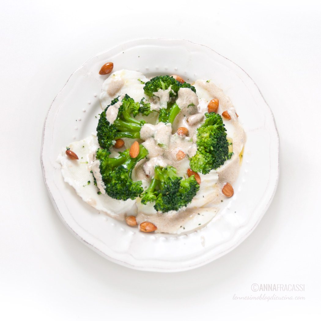 Carpaccio di mozzarella con broccoli e panna alle acciughe