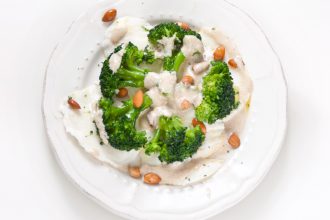 Carpaccio di mozzarella con broccoli e panna alle acciughe
