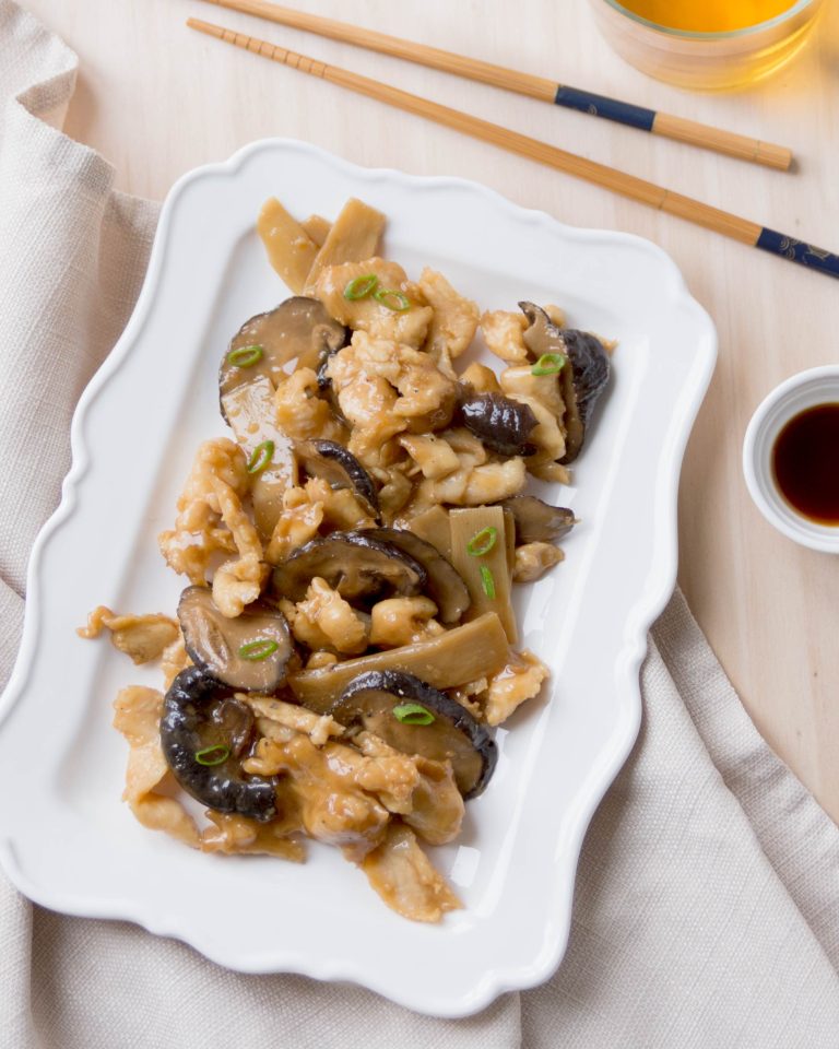 Straccetti di pollo con funghi e bambu