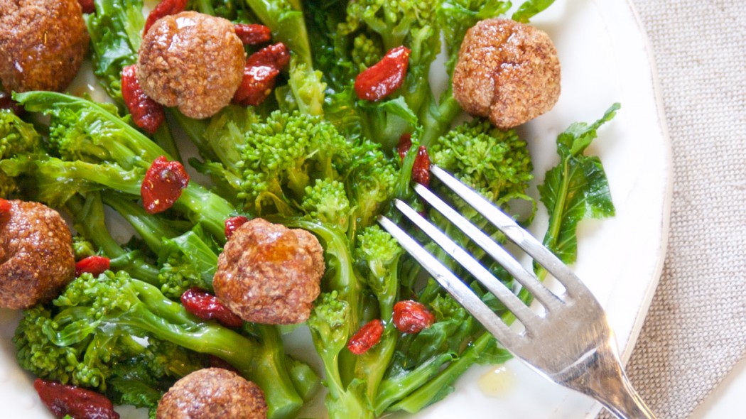 Insalata calda di bacche di goji, polpette di pollo e cime di rapa