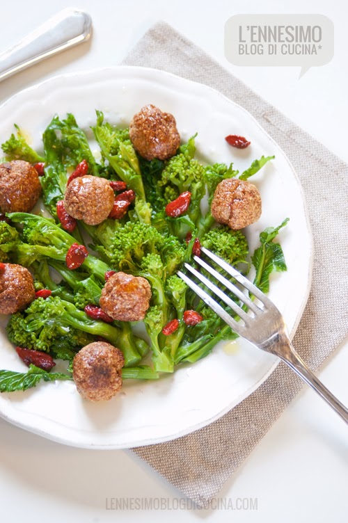 Insalata calda di bacche di goji, polpette di pollo e cime di rapa