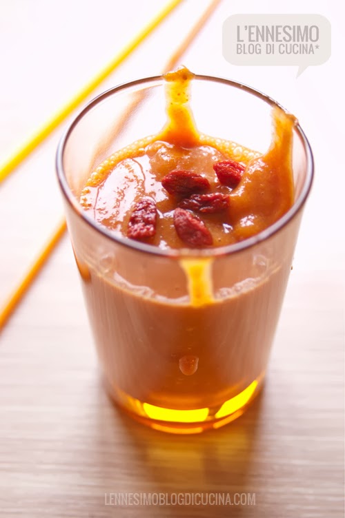 Smoothie di banana, mango, sedano e bacche di Goji