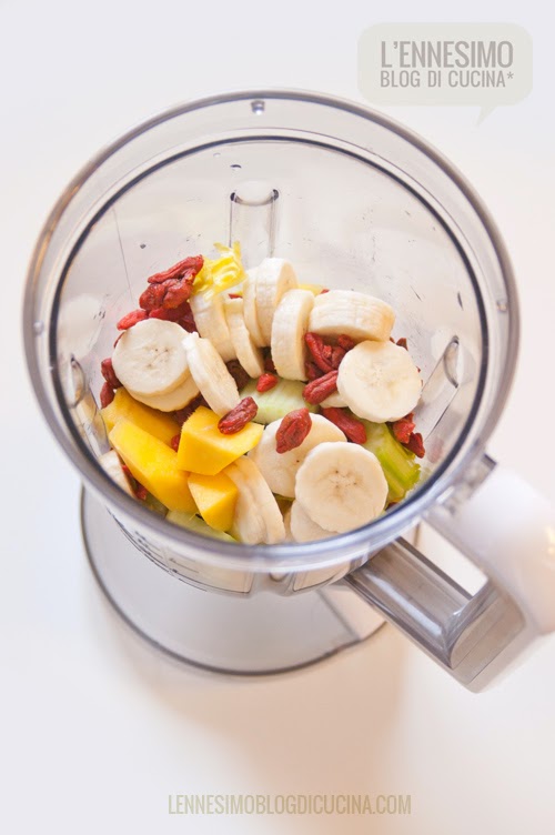 Smoothie di banana, mango, sedano e bacche di Goji