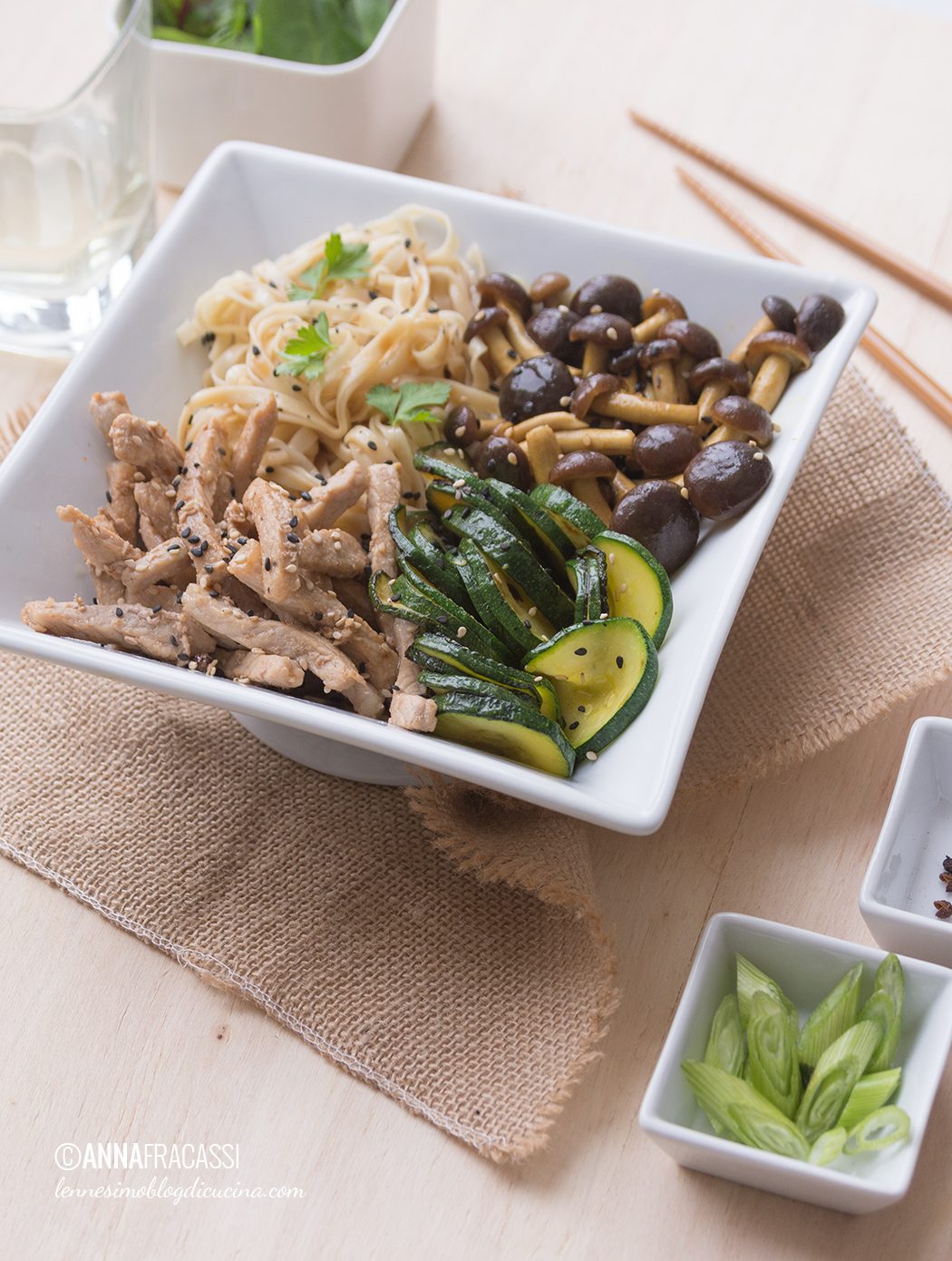 noodles di maiale con verdure al salto