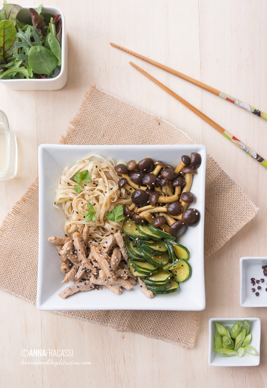 noodles di maiale con verdure al salto