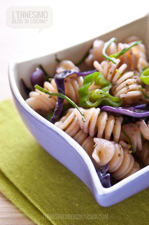 Fusilli di farro con agretti, cavolo viola e friggitelli