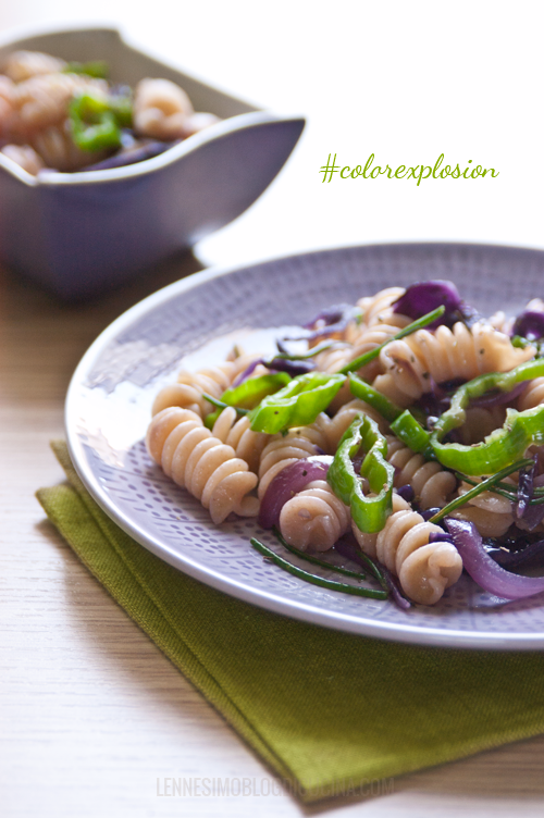 Fusilli di farro con agretti, cavolo viola e friggitelli