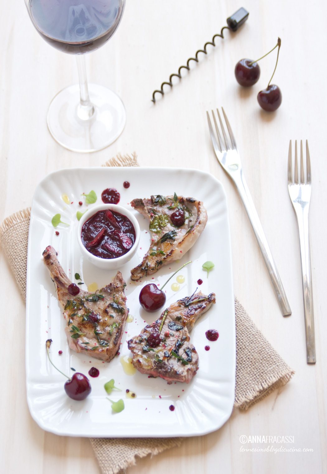 Costolette d'agnello con salsa di ciliegie e timo fresco