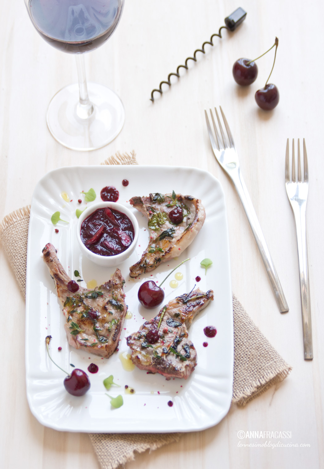 Costolette d’agnello con salsa di ciliegie e timo fresco