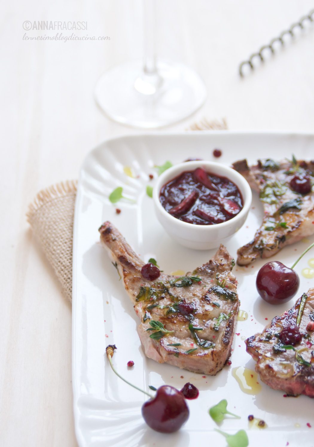 Costolette d'agnello con salsa di ciliegie e timo fresco