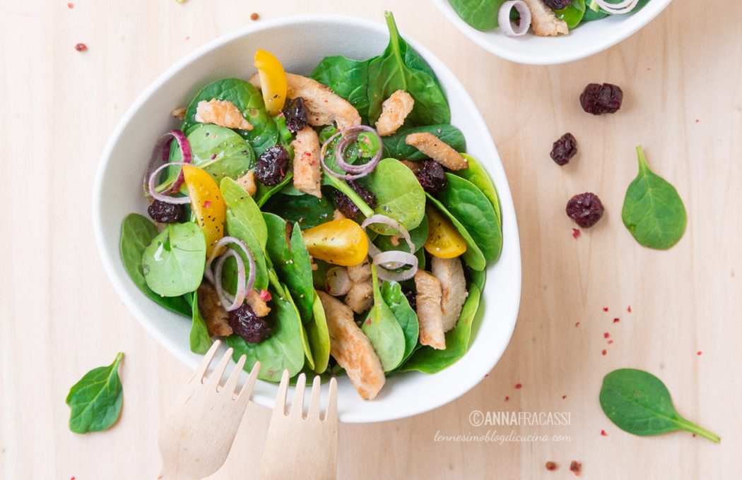 Insalata di tacchino, con spinacini e mirtilli rossi