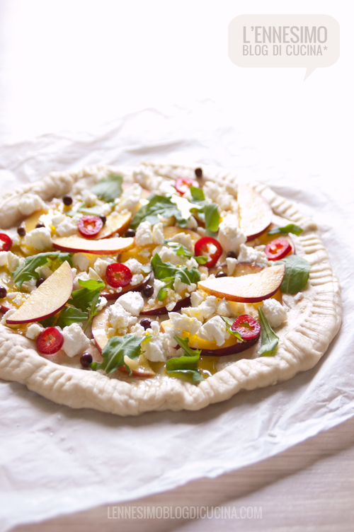 Pizza estiva con pesche, feta, peperoncino e aceto balsamico