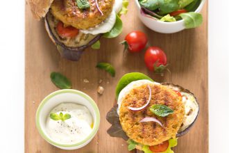 Veggie Burger di lenticchie rosse con melanzane grigliate, pomodorini e menta