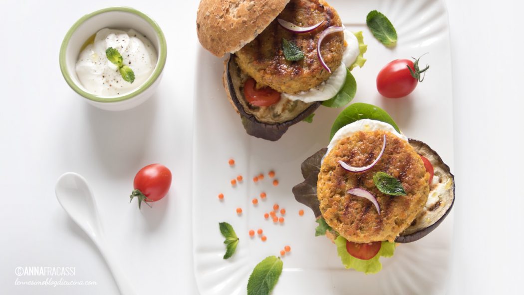 Veggie Burger di lenticchie rosse con melanzane grigliate, pomodorini e menta