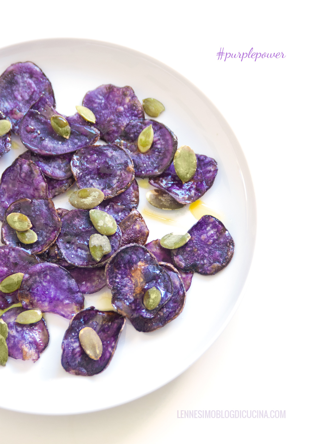 Chips di patate viola con semi di zucca
