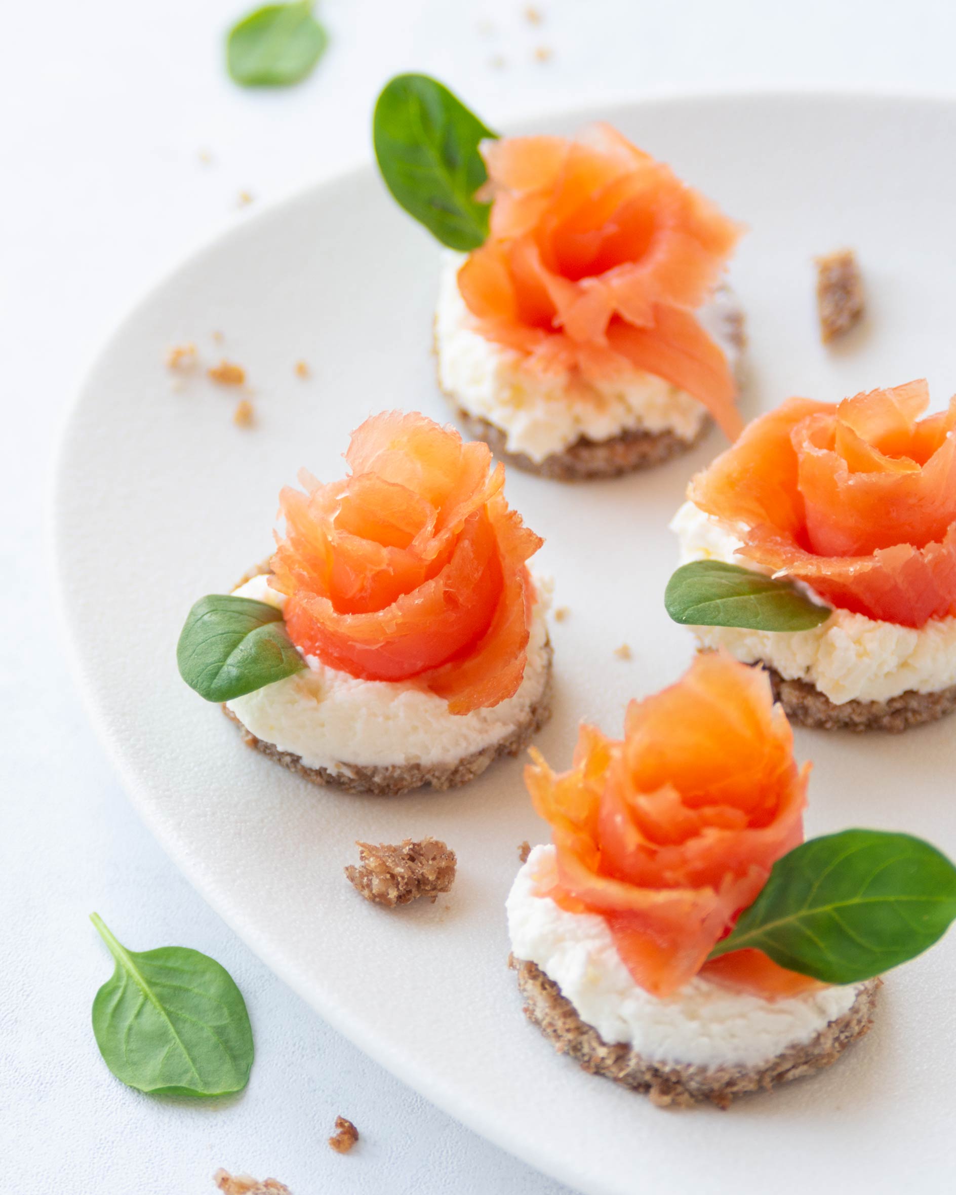 Roselline di salmone con mousse di yogurt greco