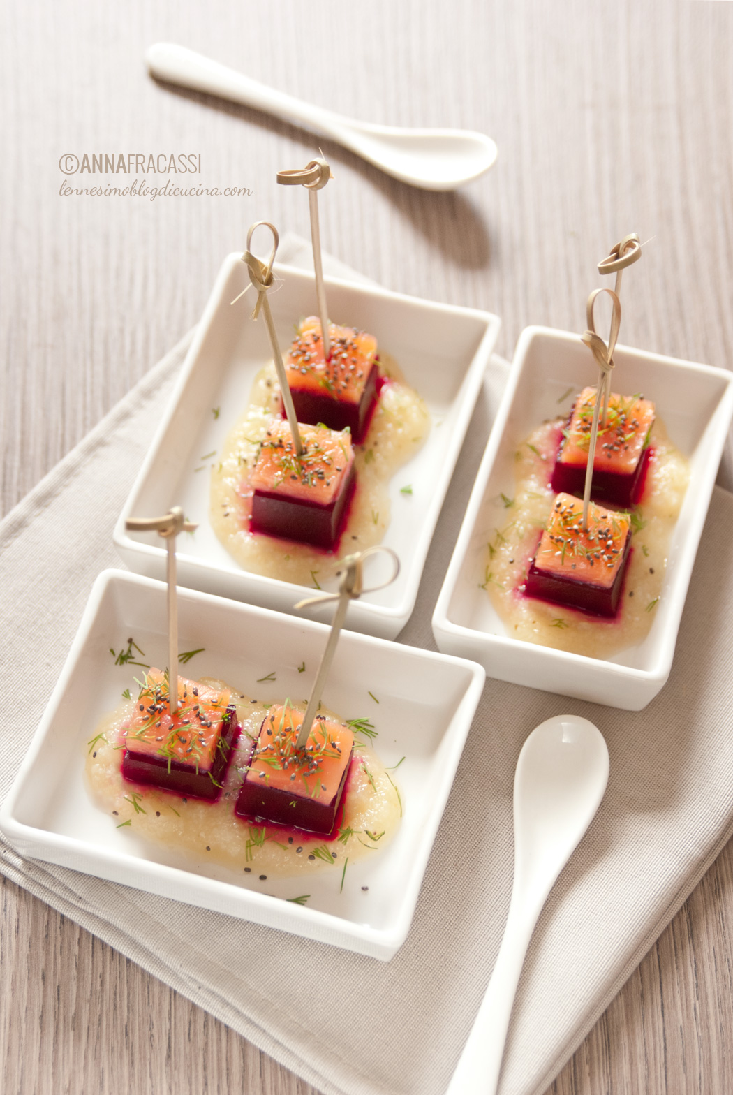 Finger food di barbabietola, salmone e aneto su crema di sedano rapa