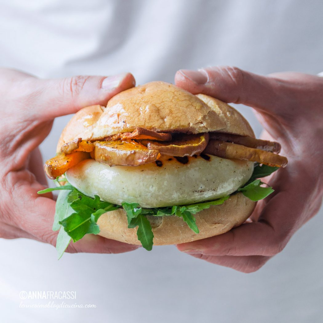 Burger di zucca con rucola e tomino