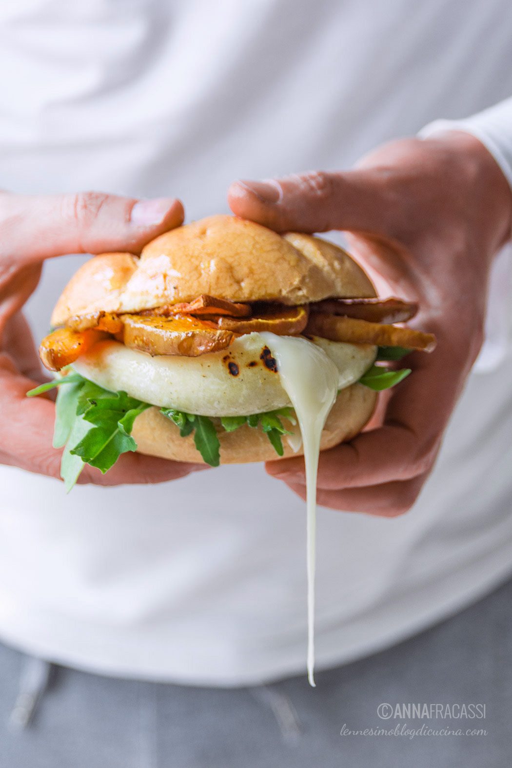 Burger di zucca con rucola e tomino