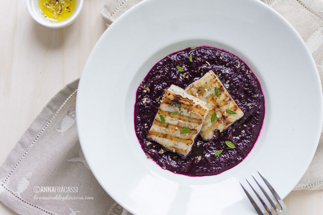 Nasello grigliato con carote viola e aromi dell'orto