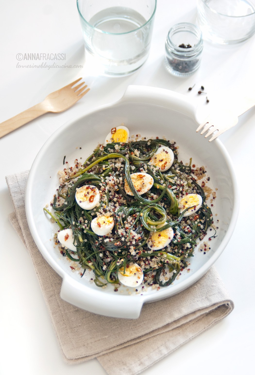 Insalata di quinoa, agretti e uova di quaglia