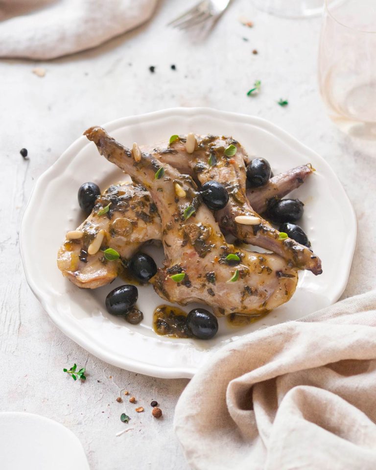 Coniglio alla ligure con olive nere, capperi e pinoli